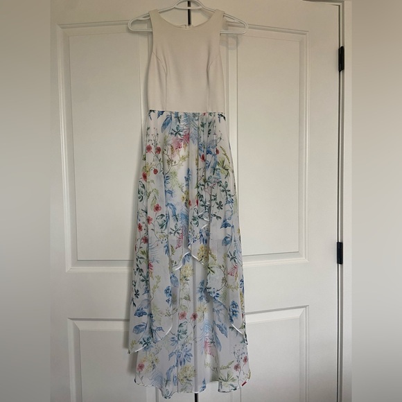 Beautiful dress, upper bodice with flowy floral design on the skirt - Picture 1 of 5